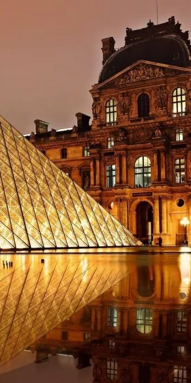 Le Louvre de Paris de nuit