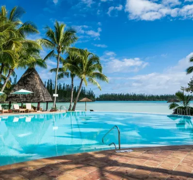 Piscine Méridien Ile des pins vue parasol